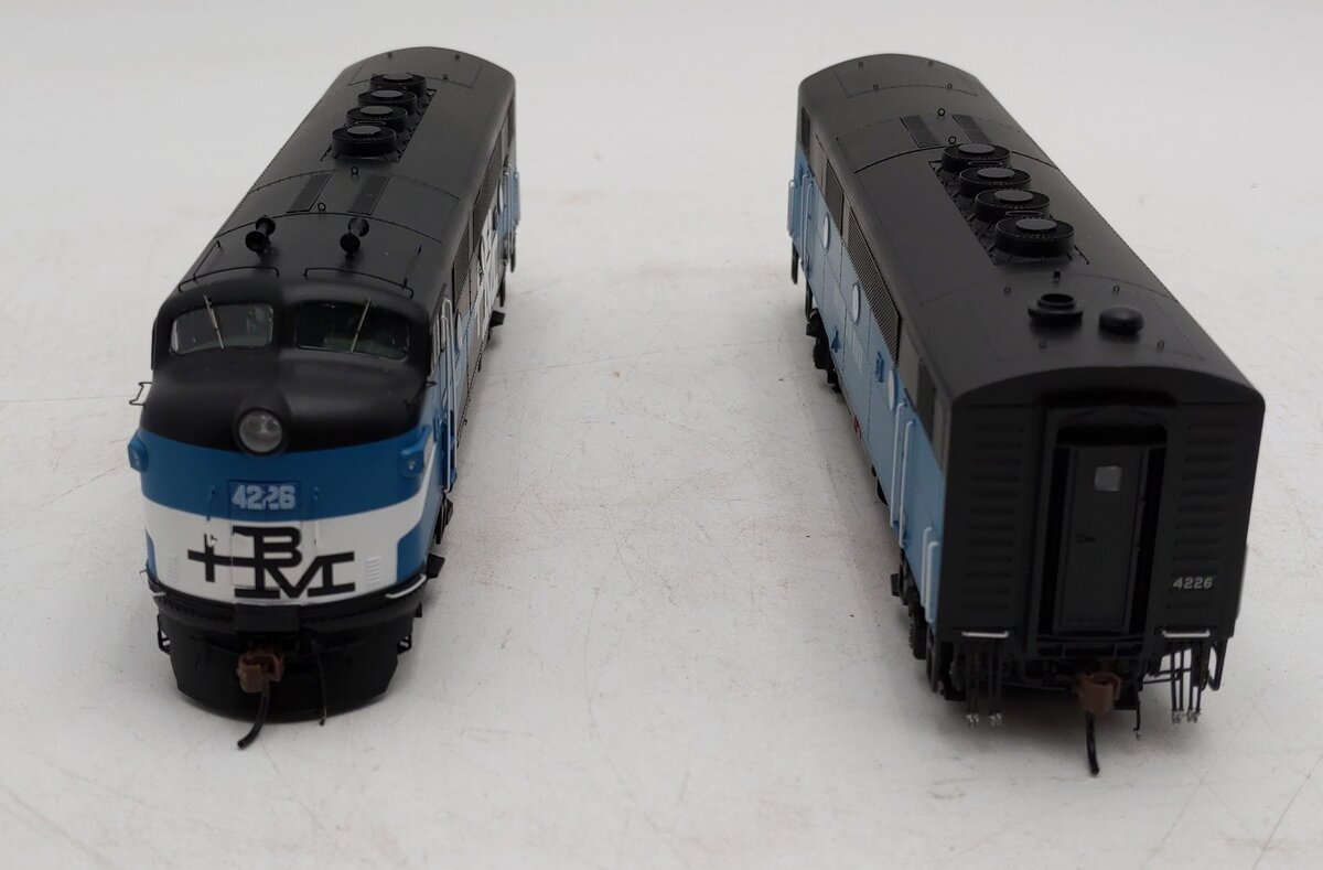 Athearn G22745 HO Boston & Maine/Passenger F2A/F2B Diesel Locomotive #4226/#4226