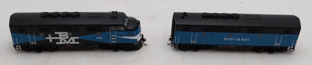 Athearn G22745 HO Boston & Maine/Passenger F2A/F2B Diesel Locomotive #4226/#4226