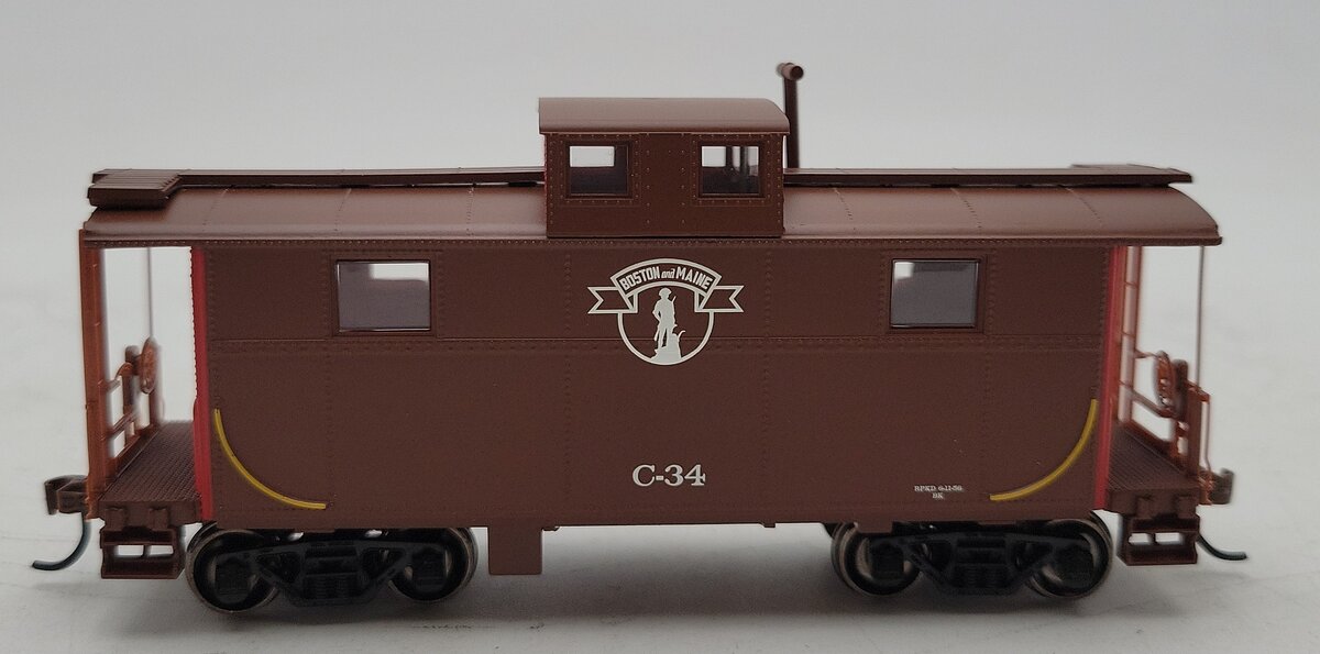 Roundhouse 74260 HO Boston & Maine RTR Eastern 2-Window Caboose #C-34