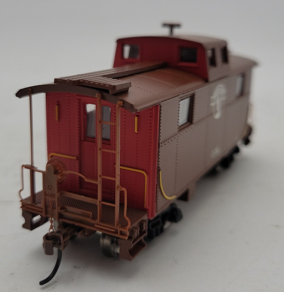 Roundhouse 74260 HO Boston & Maine RTR Eastern 2-Window Caboose #C-34