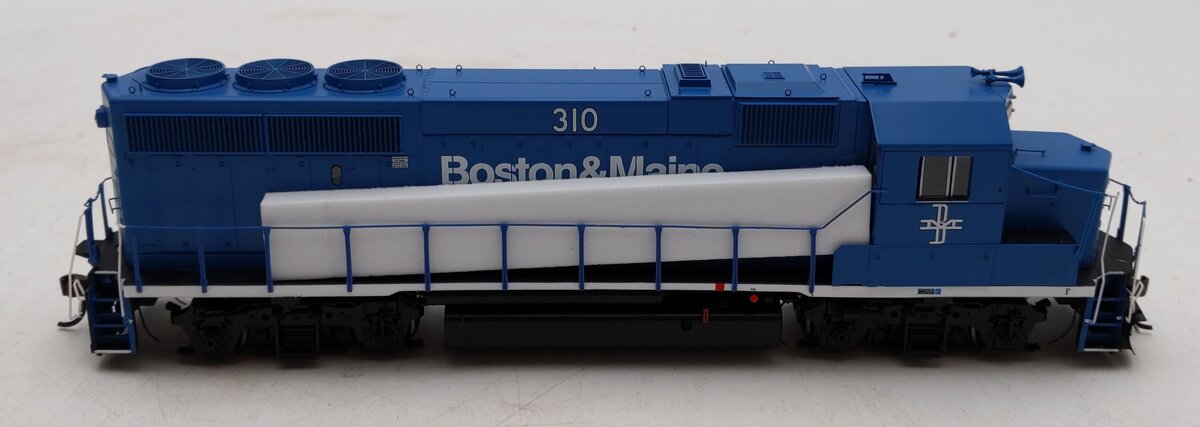 Athearn G65061 HO Scale Boston & Maine GP40-2 Diesel Locomotive #310