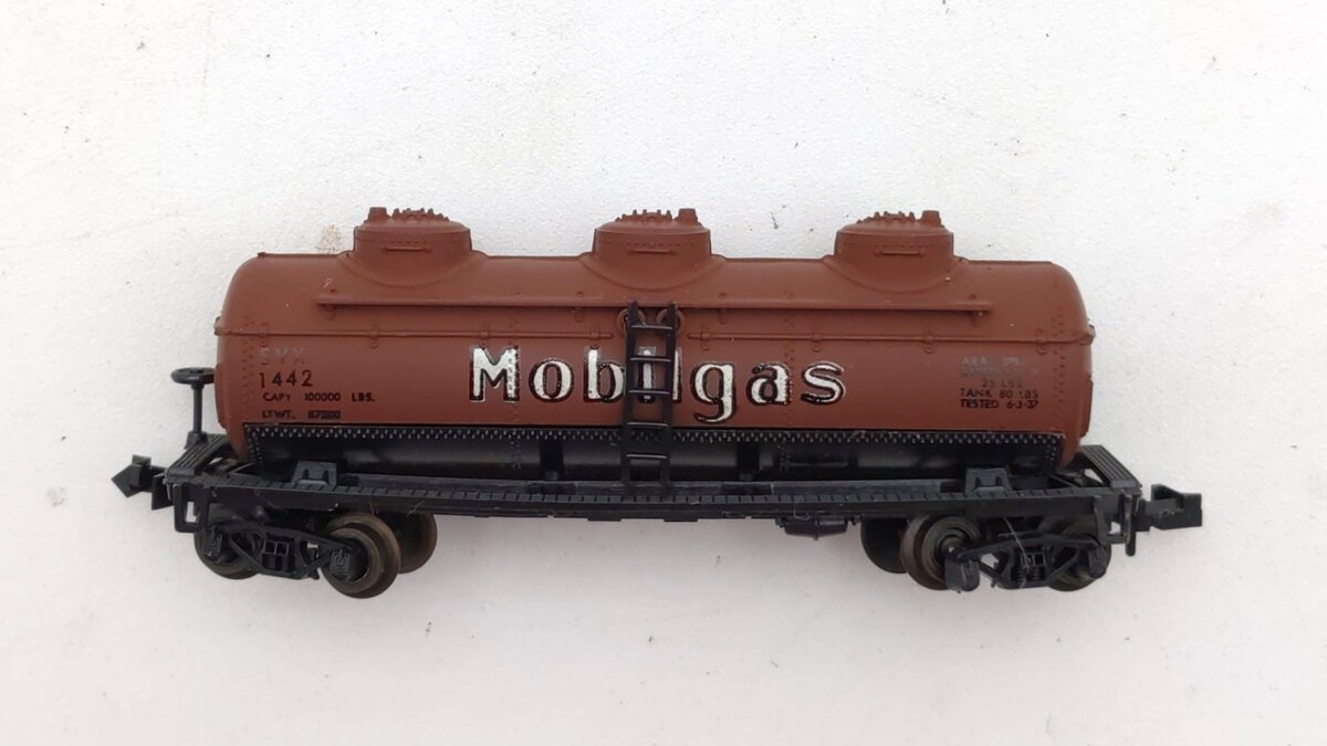 Atlas 2293 N Scale Mobil Gas Three Dome Tank Car #1442 EX/Box
