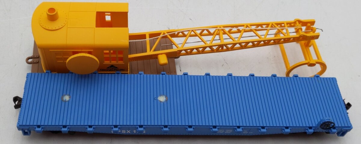 Walthers 931-761 HO Scale Georgia Pacific Log Dump Car & Crane EX/Box