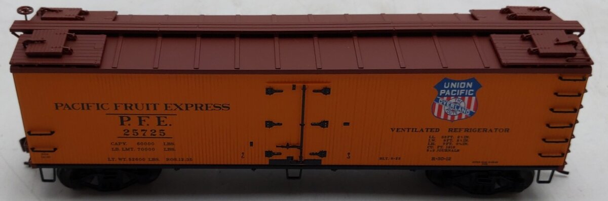 Red Caboose RR-34001-1 HO Scale Pacific Fruit Express Refrigerator Car #25725 LN/Box
