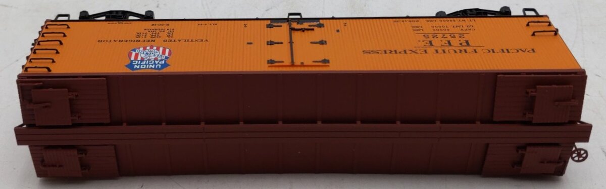 Red Caboose RR-34001-1 HO Scale Pacific Fruit Express Refrigerator Car #25725 LN/Box