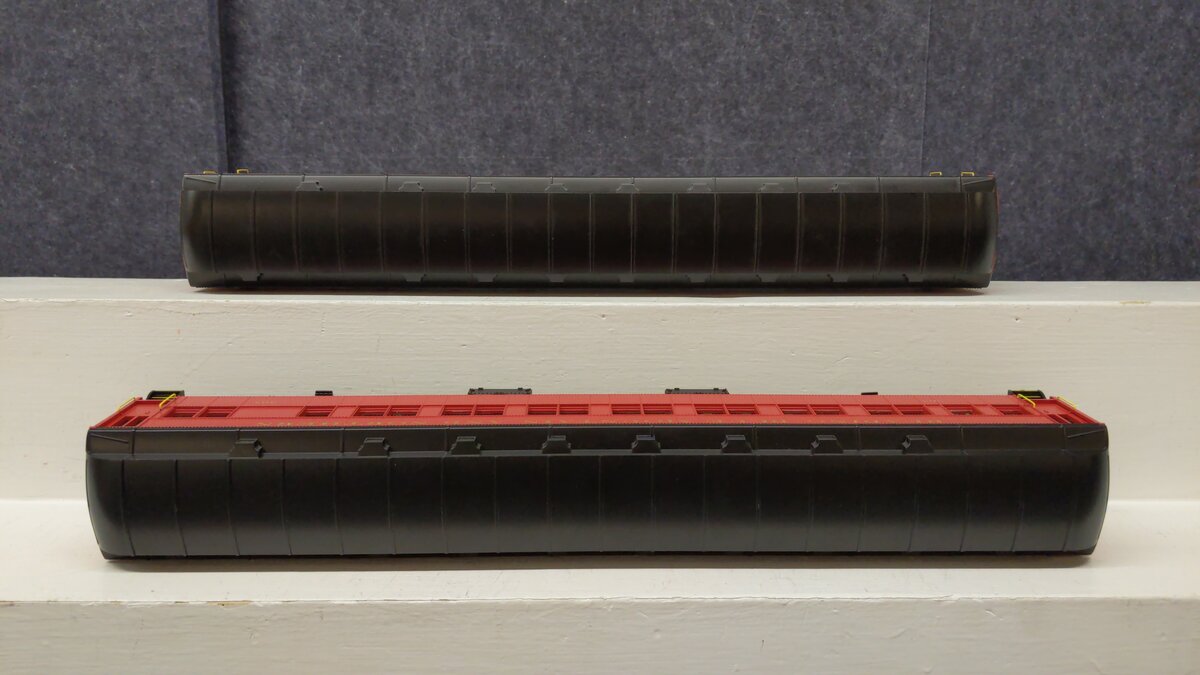 Lionel 6-84196 O Chicago & North Western 18" Heavyweight Coach #2 (Pack of 2) EX/Box