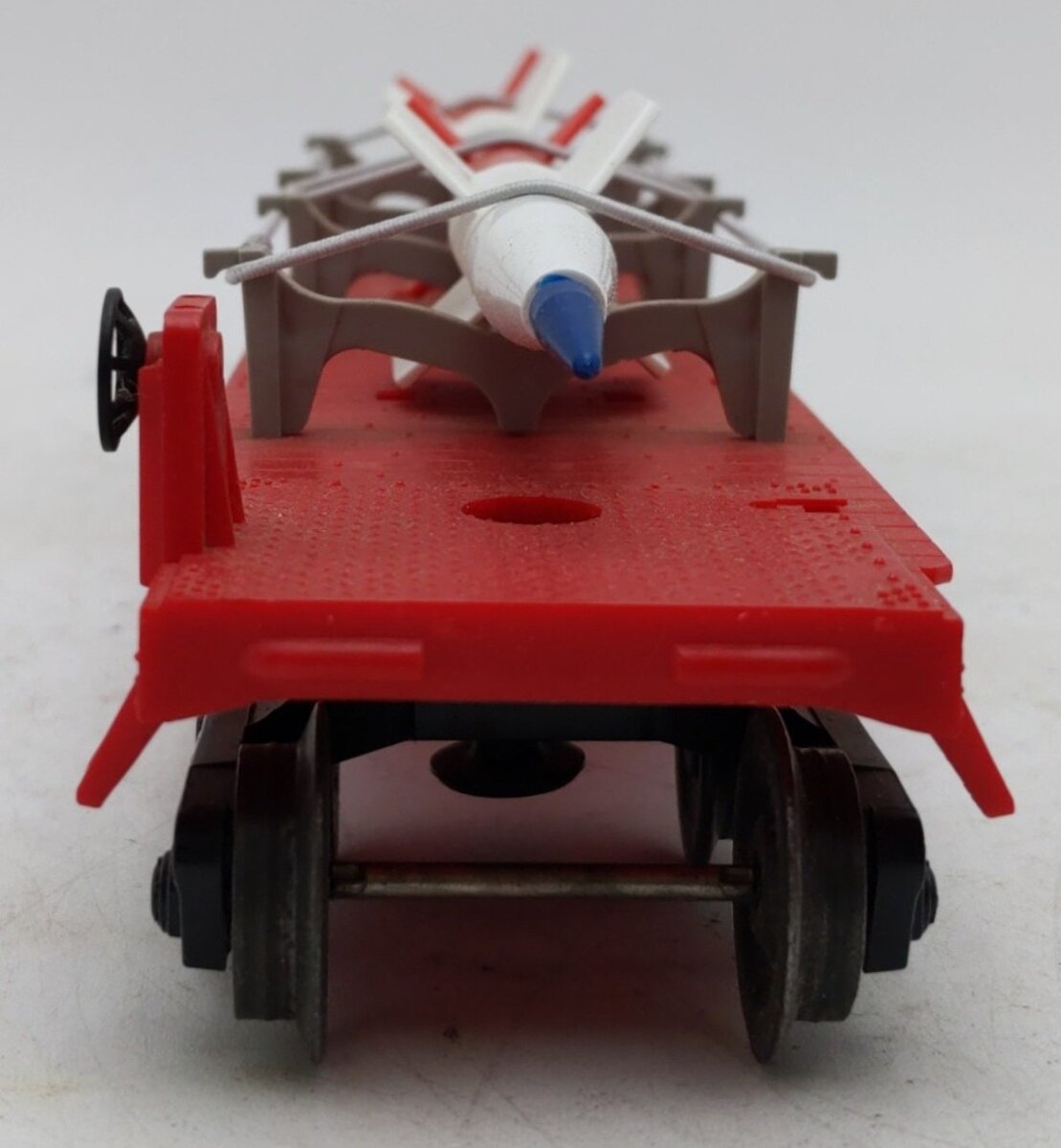 Lionel 6823 Vintage O Flatcar with IRBM Missiles VG/Box