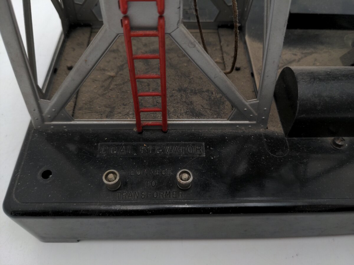 Lionel 97 Vintage O Operating Coal Elevator Loader