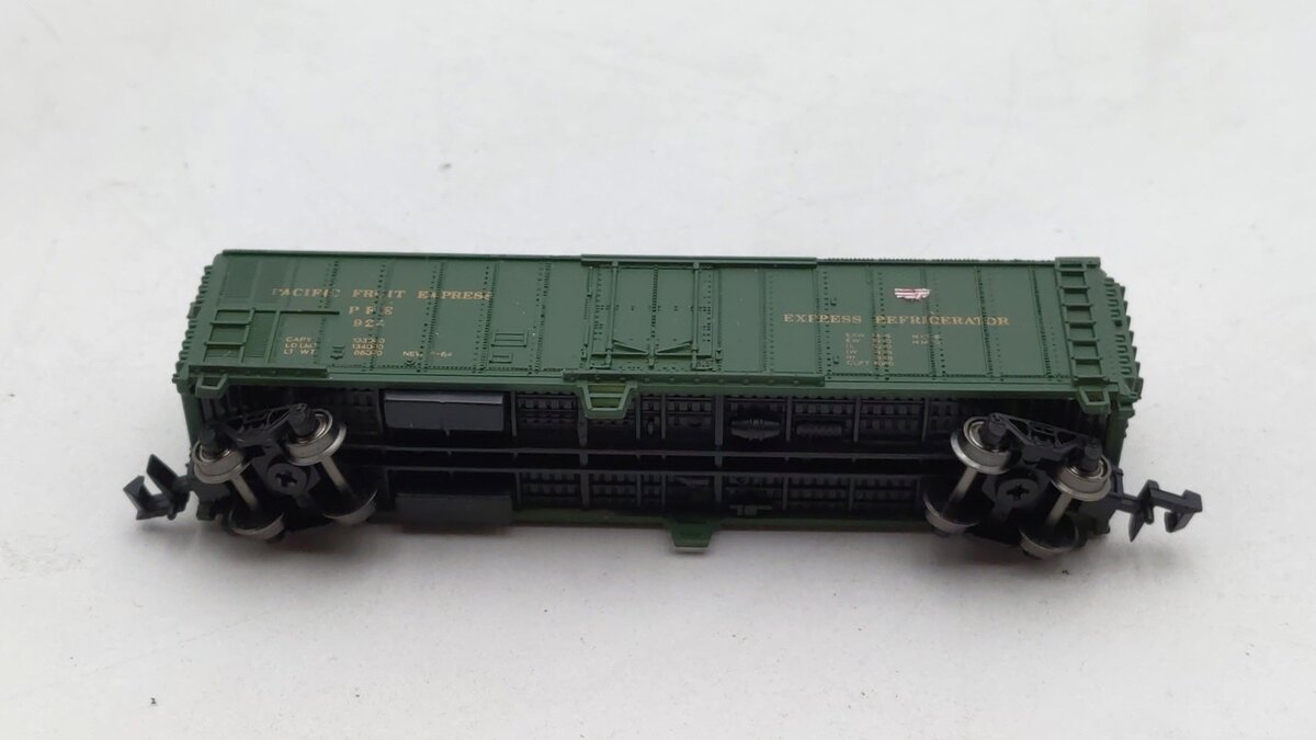 Bachmann 70998 N Scale Pacific Fruit Express 50' Steel Refrigerator Car #924