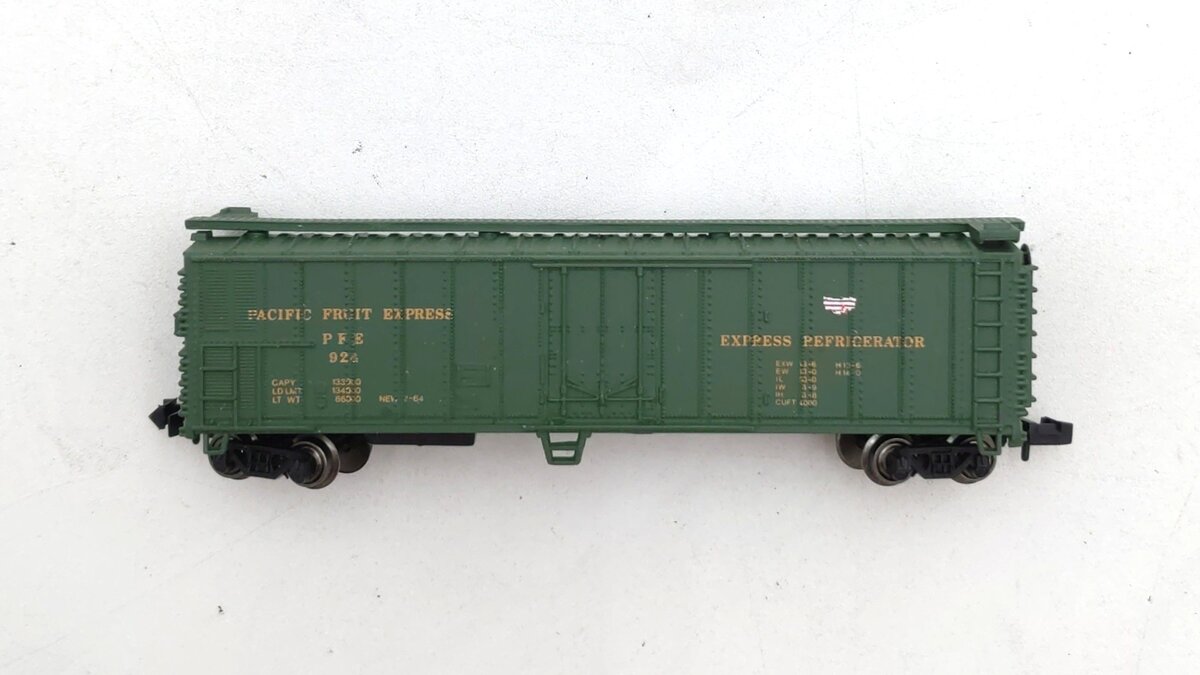 Bachmann 70998 N Scale Pacific Fruit Express 50' Steel Refrigerator Car #924