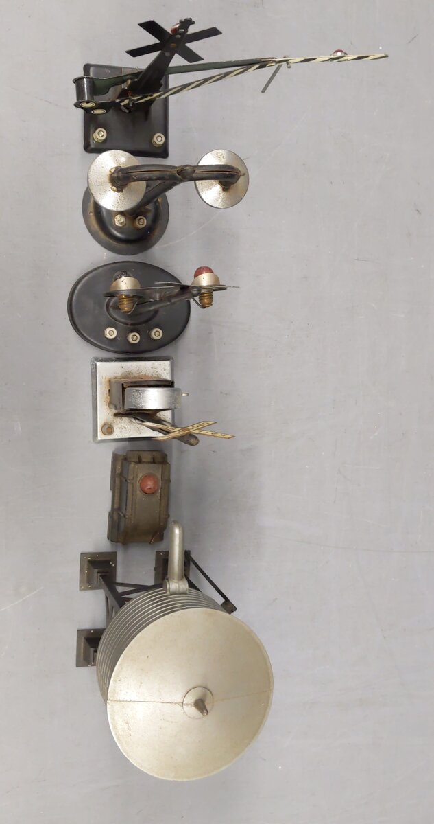 Marx and Lionel Accessories and water tower VG