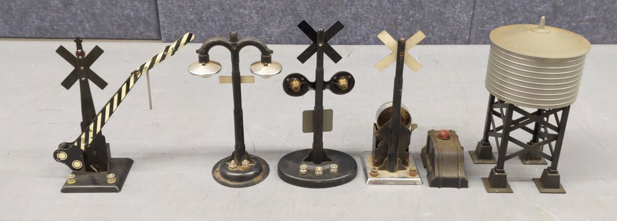 Marx and Lionel Accessories and water tower VG