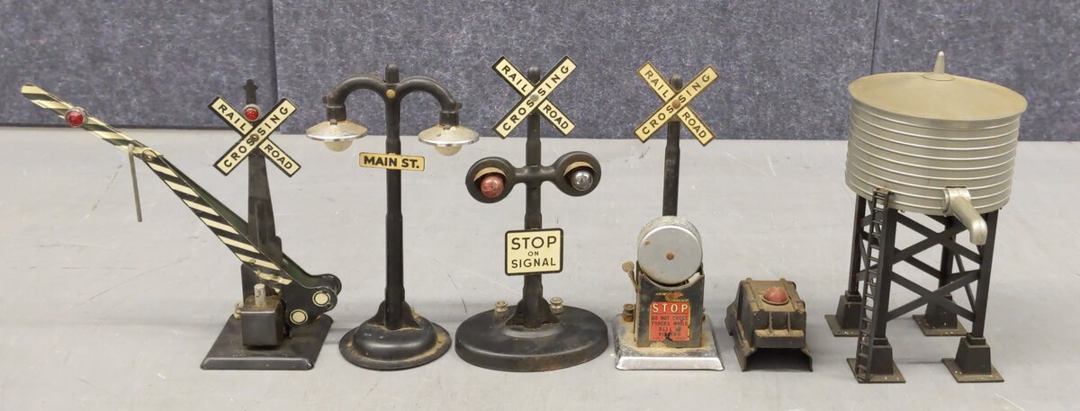 Marx and Lionel Accessories and water tower VG