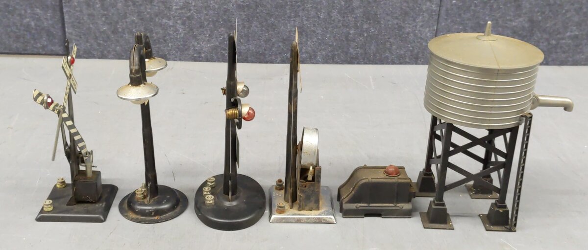 Marx and Lionel Accessories and water tower VG
