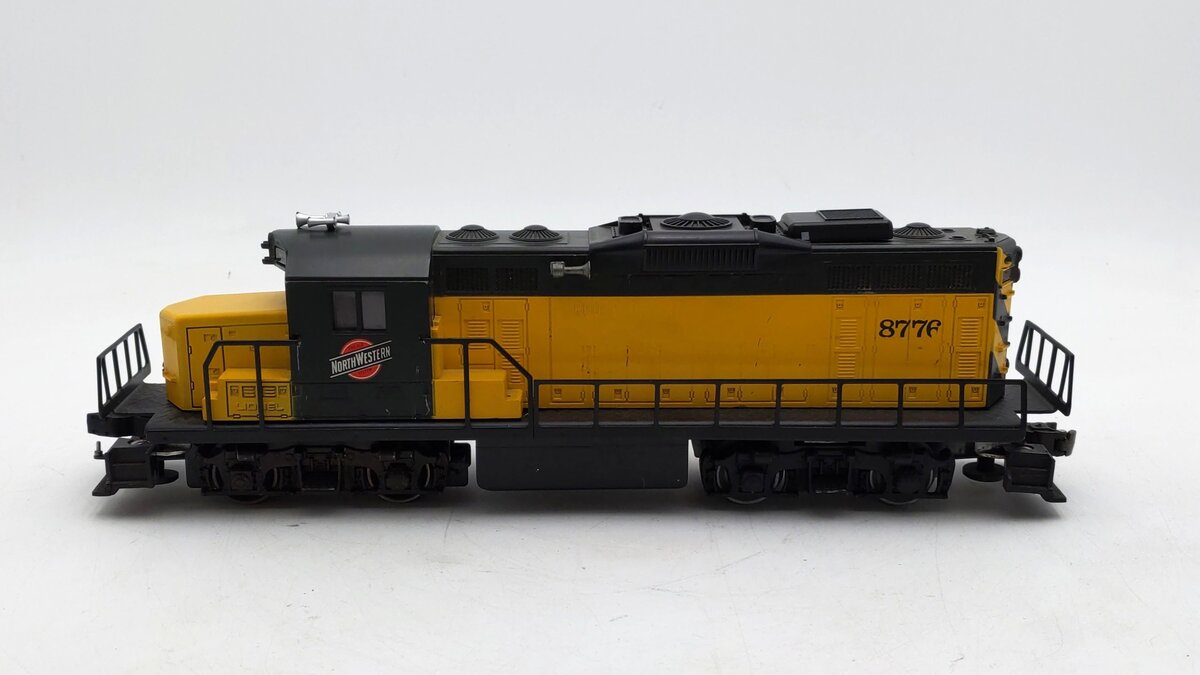 Lionel 6-8776 O Chicago & Northwestern GP20 Powered Diesel Locomotive VG