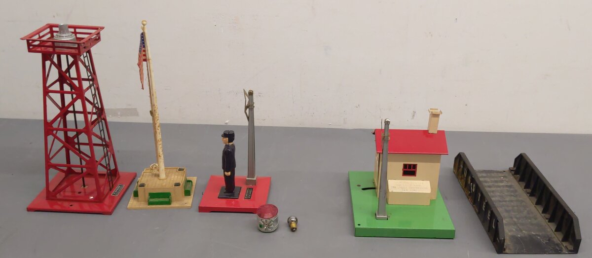 Lionel Postwar Assorted Accessories 394,45N,1045,214,394-37,394-10, 89 [5] VG/Box
