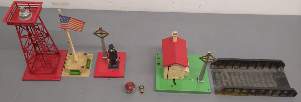 Lionel Postwar Assorted Accessories 394,45N,1045,214,394-37,394-10, 89 [5] VG/Box