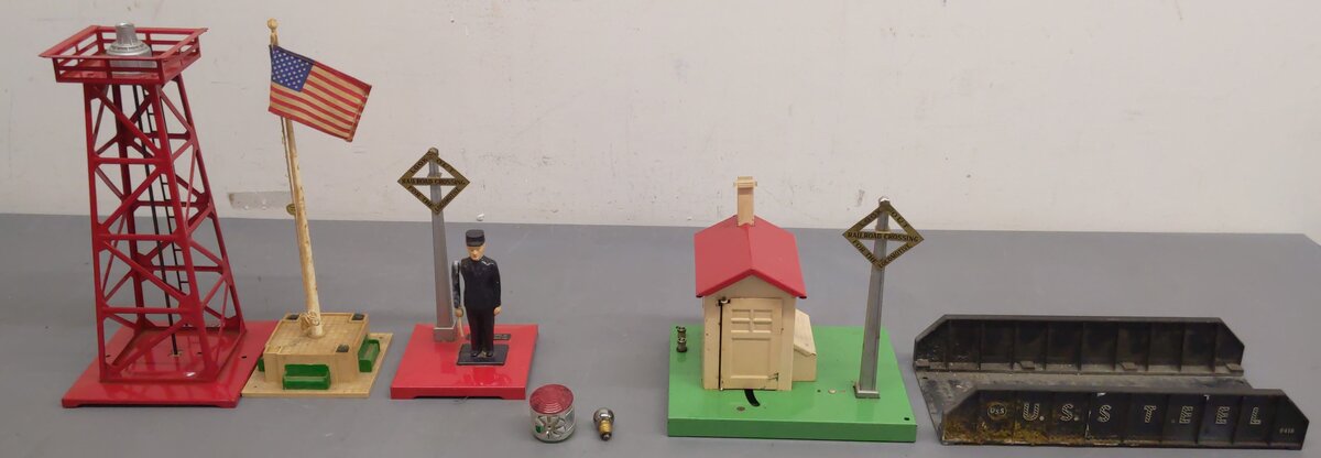 Lionel Postwar Assorted Accessories 394,45N,1045,214,394-37,394-10, 89 [5] VG/Box