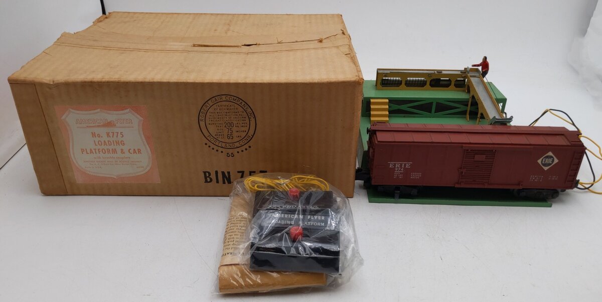 American Flyer K775 Vintage S Baggage Loading Platform w/ 974 Erie Boxcar VG/Box