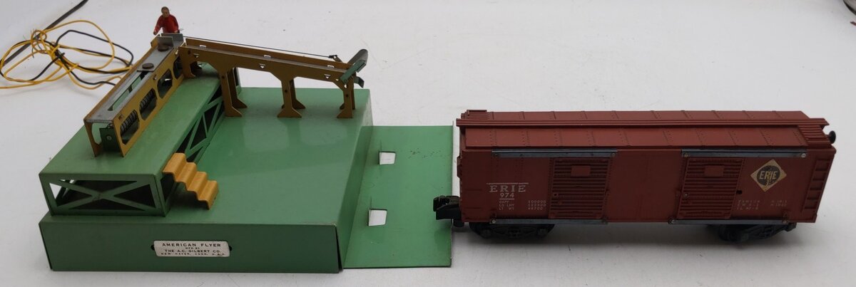 American Flyer K775 Vintage S Baggage Loading Platform w/ 974 Erie Boxcar VG/Box
