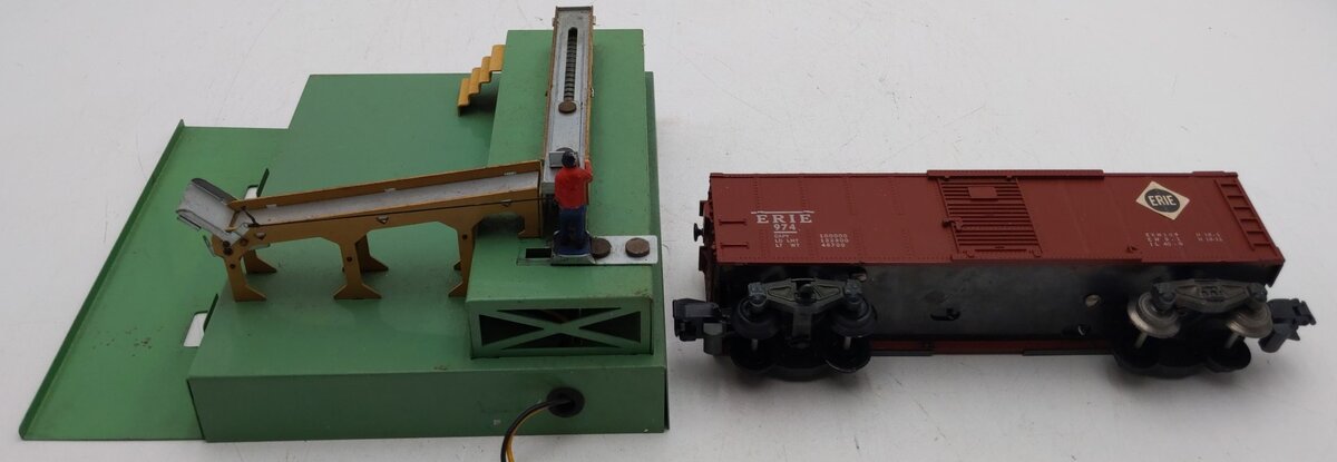 American Flyer K775 Vintage S Baggage Loading Platform w/ 974 Erie Boxcar VG/Box