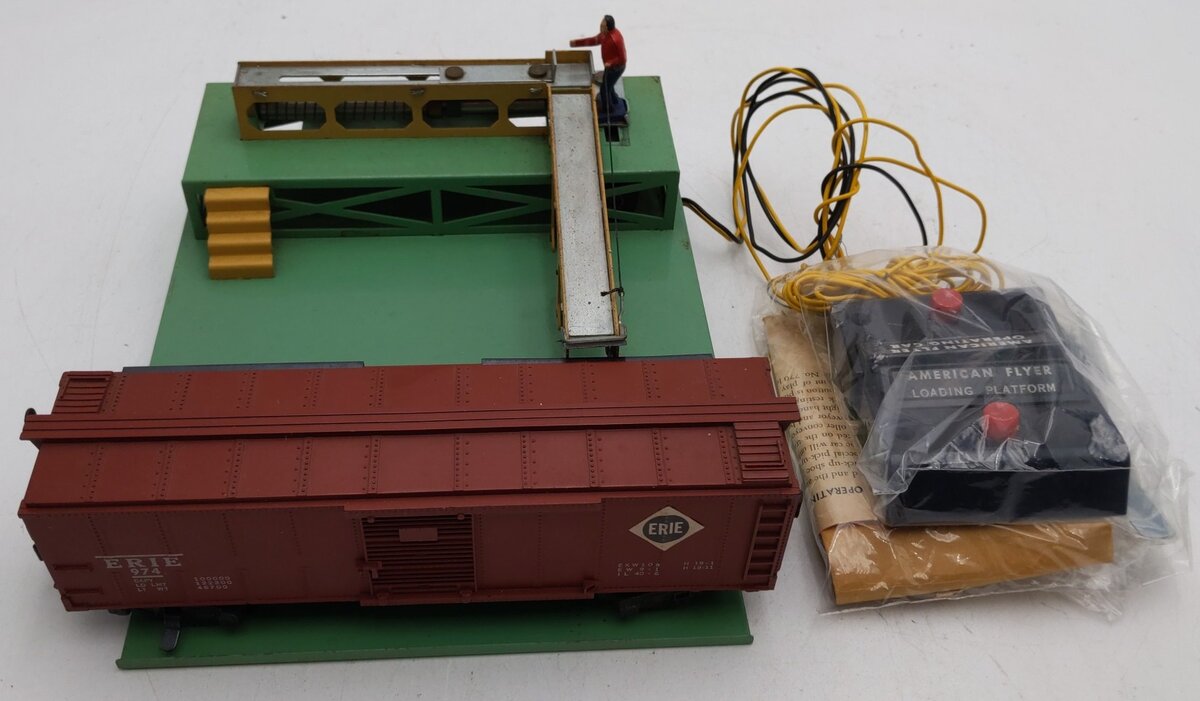 American Flyer K775 Vintage S Baggage Loading Platform w/ 974 Erie Boxcar VG/Box