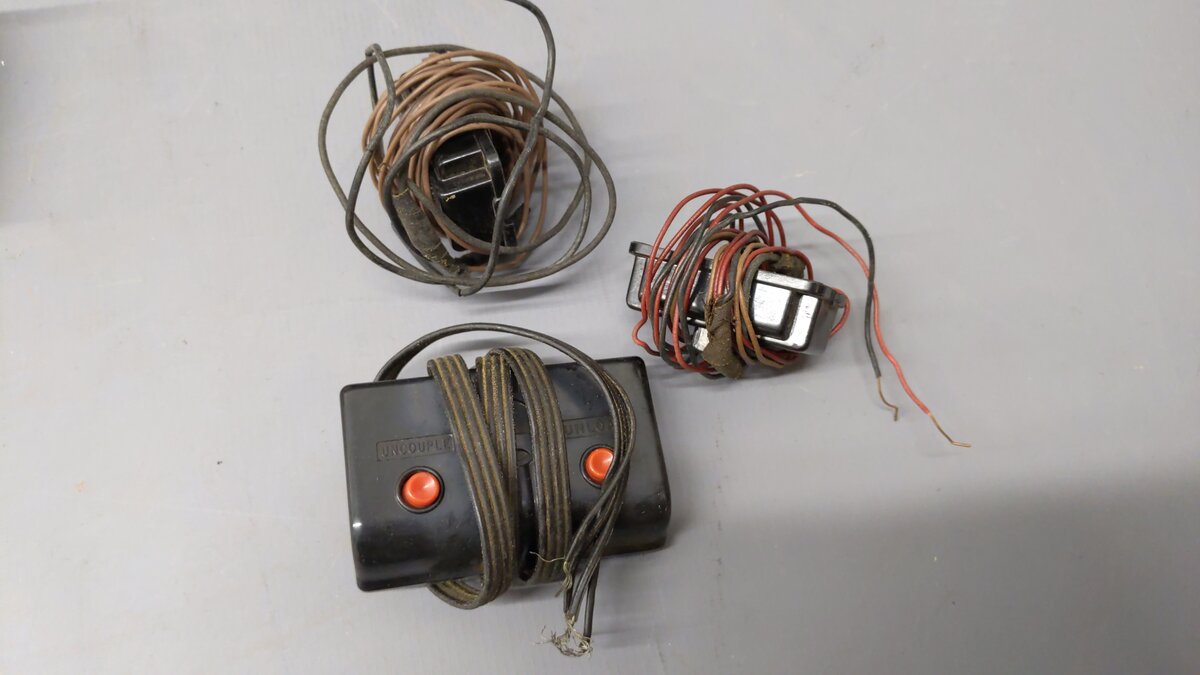 Lionel Postwar O Layout Accessories w/Buttons: 30, 214, 262,& 364 [4]