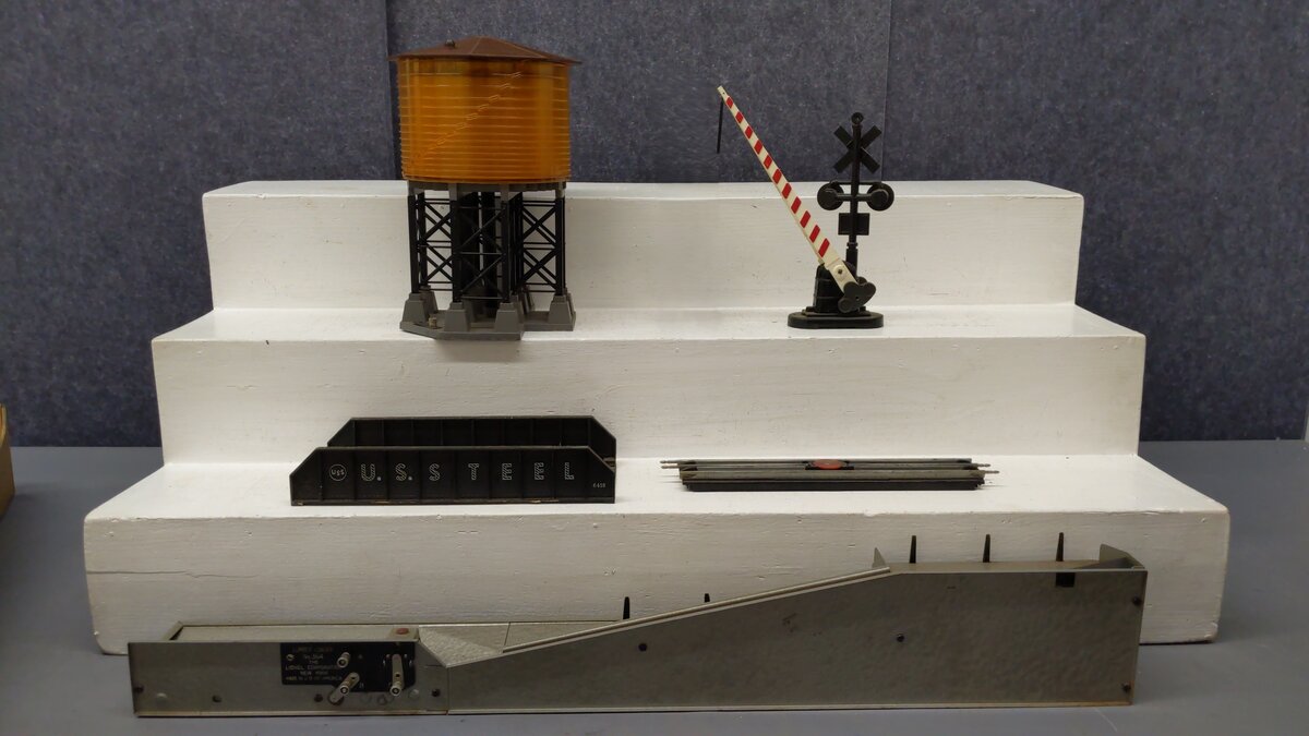 Lionel Postwar O Layout Accessories w/Buttons: 30, 214, 262,& 364 [4]