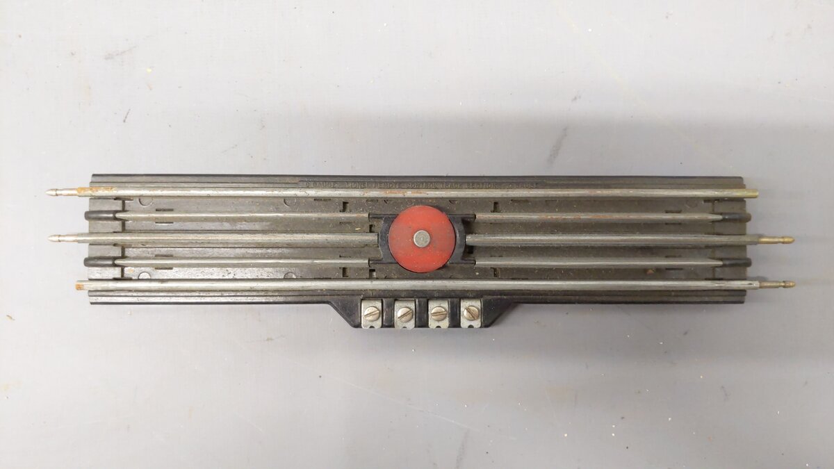 Lionel Postwar O Layout Accessories w/Buttons: 30, 214, 262,& 364 [4]