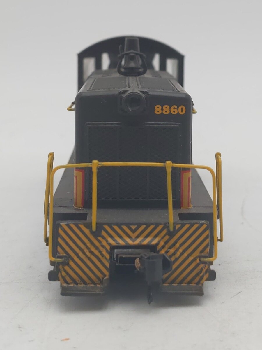 HO Scale Indiana Harbor Belt Powered Diesel Locomotive #8860 - Custom