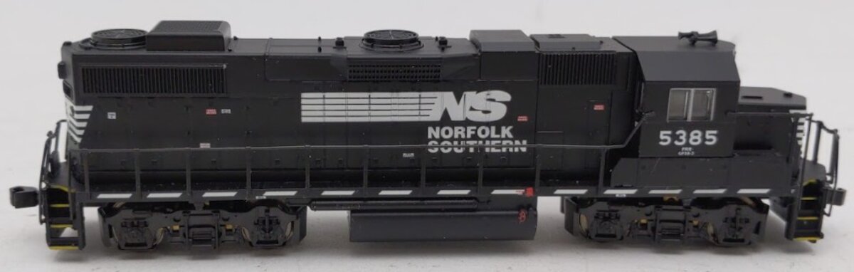 Walthers 920-75007 N Scale Norfolk Southern GP38-2 Diesel Locomotive #5385 EX/Box