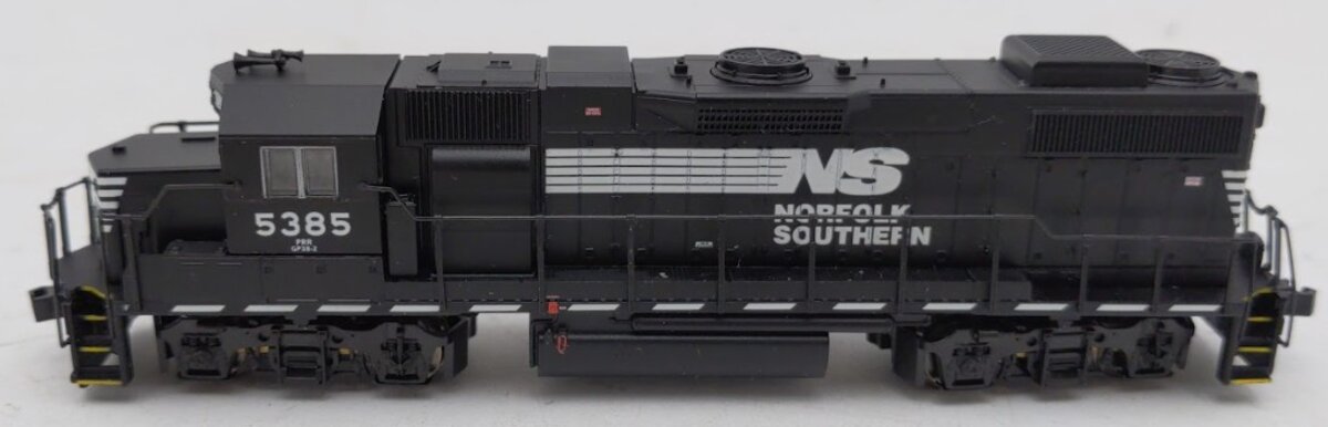 Walthers 920-75007 N Scale Norfolk Southern GP38-2 Diesel Locomotive #5385 EX/Box