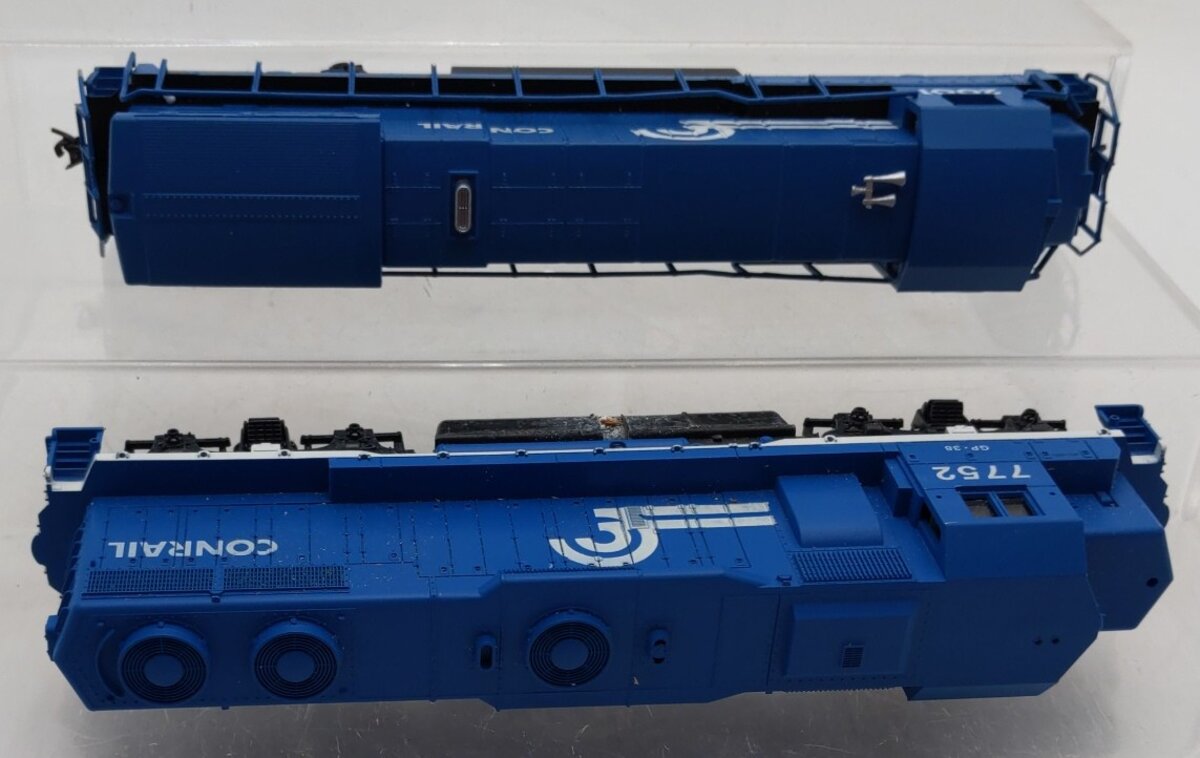 Bachmann & Con-Cor HO Conrail Diesel Locomotives: #7752 & #2001 EX