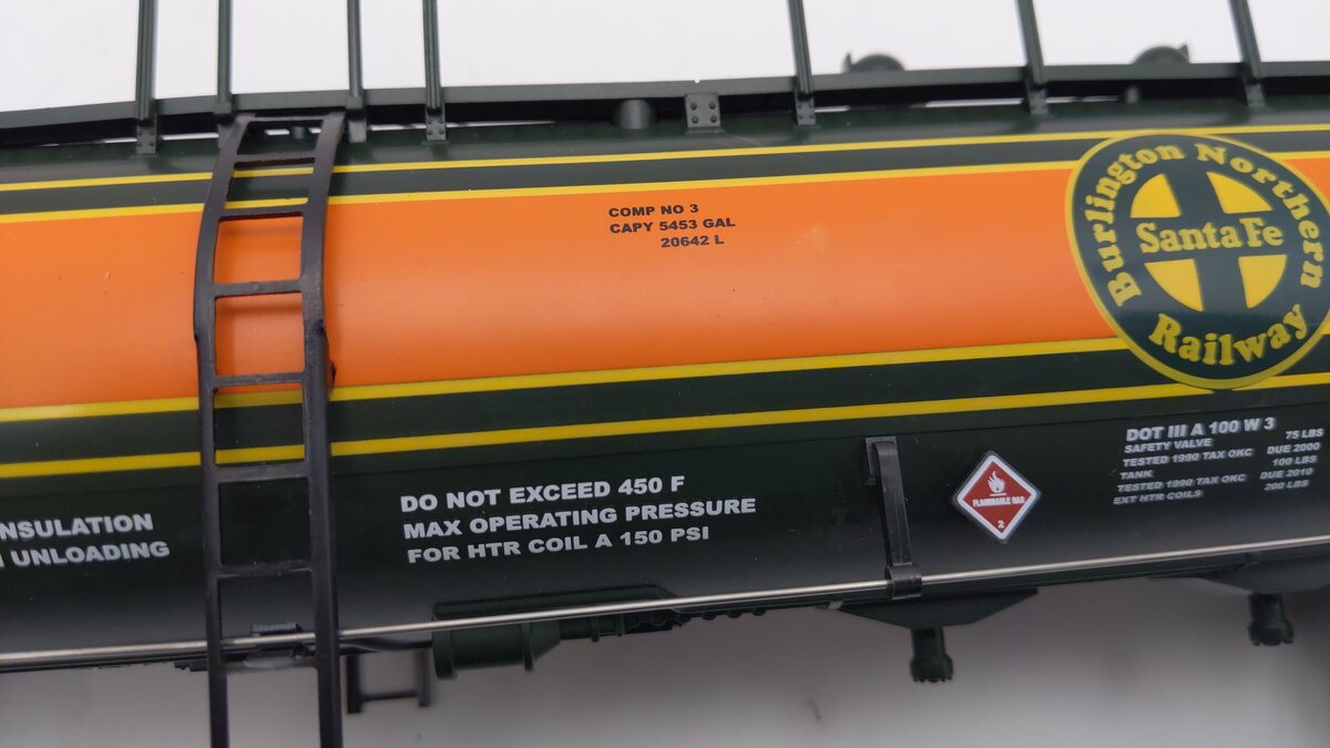MTH 20-96010 O Gauge BNSF 20K Gallon 4-Compartment Tank Car #12688 EX/Box