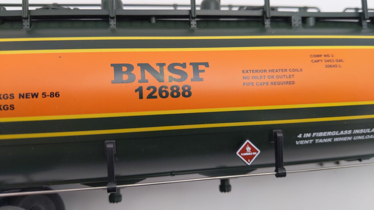 MTH 20-96010 O Gauge BNSF 20K Gallon 4-Compartment Tank Car #12688 EX/Box