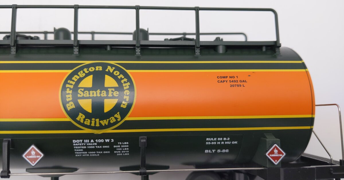MTH 20-96010 O Gauge BNSF 20K Gallon 4-Compartment Tank Car #12688 EX/Box