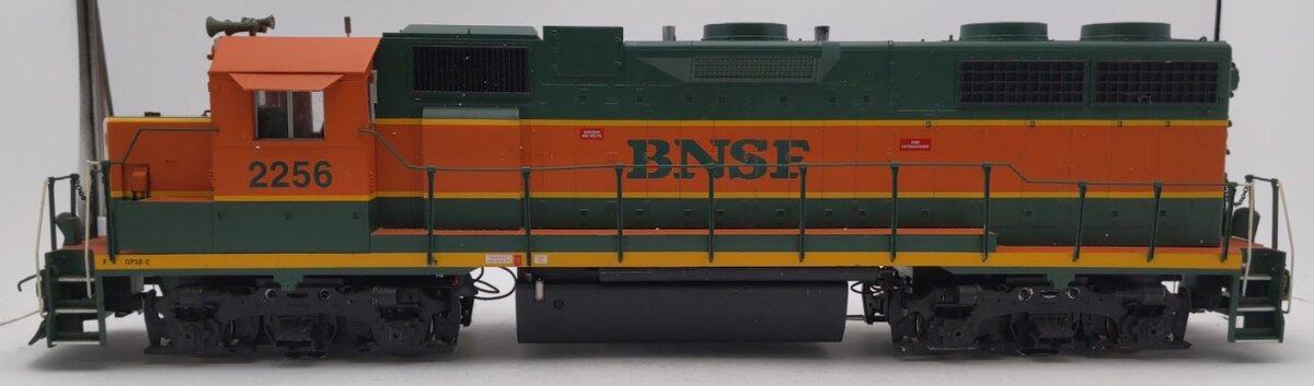 USA Trains R22204 G Gauge BNSF GP38-2 Diesel Engine #2256 with Sound/Box