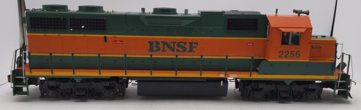 USA Trains R22204 G Gauge BNSF GP38-2 Diesel Engine #2256 with Sound/Box