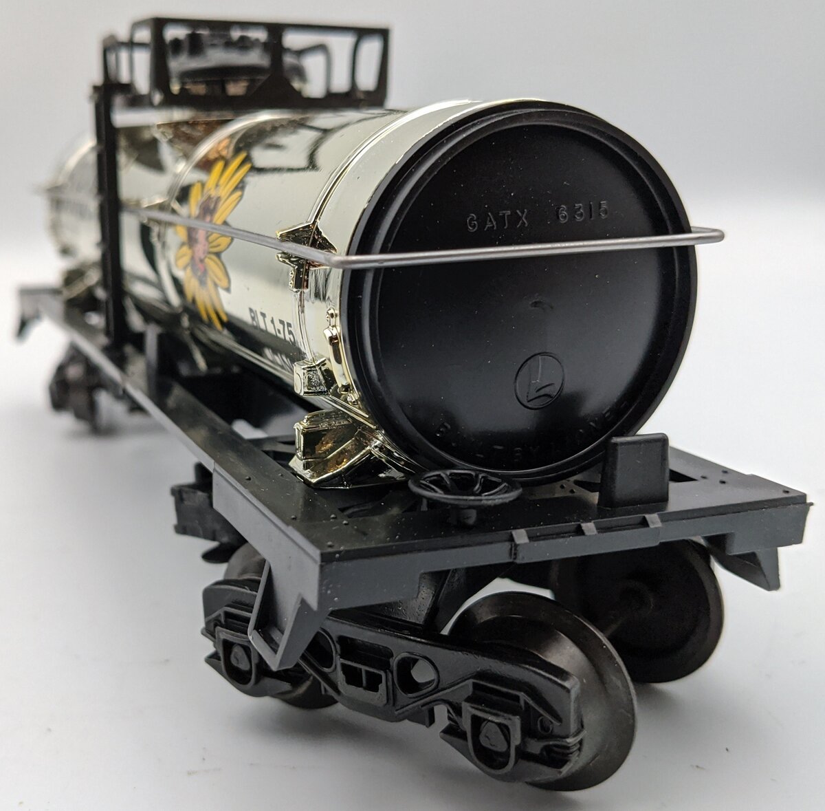 Lionel 6-9154 O Gauge Bordens Plated Gold Tank Car NIB