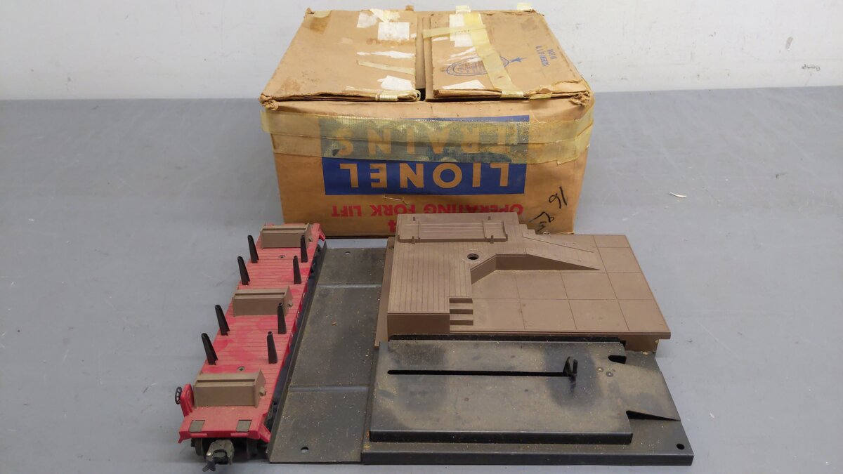 Lionel 264 Vintage O Operating Forklift Platform with 6264 Lumber Car/Box