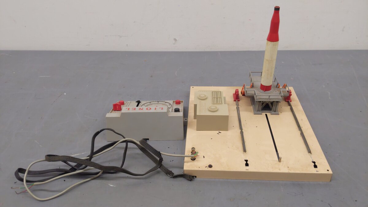 Lionel 175 Vintage O Operating Rocket Launcher Platform/Box