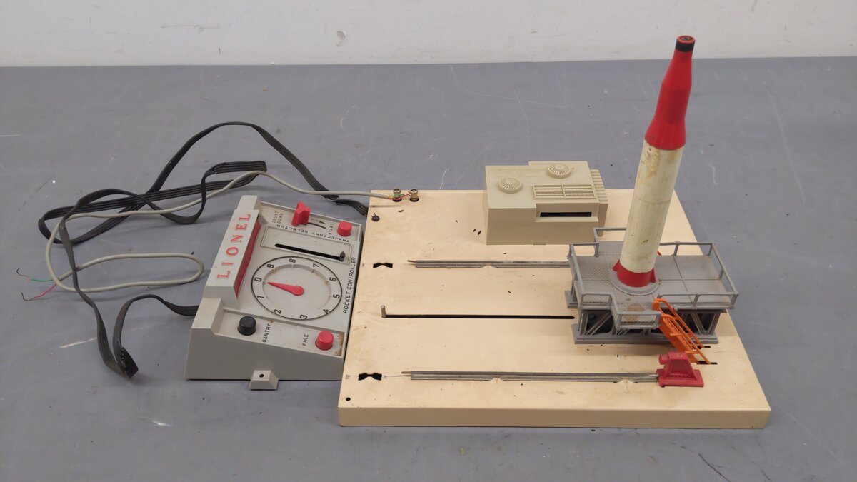 Lionel 175 Vintage O Operating Rocket Launcher Platform/Box