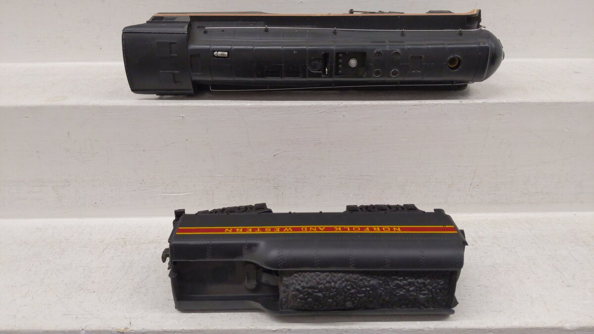 Lionel 746 Vintage O N&W J Class 4-8-4 Steam Locomotive & Tender w/ Long Stripe VG