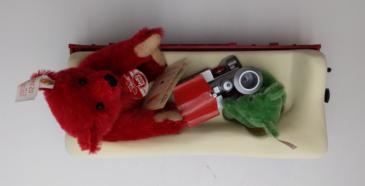 LGB 43100 G Scale Flatcar w/ Red & Green Steiff Bears NIB