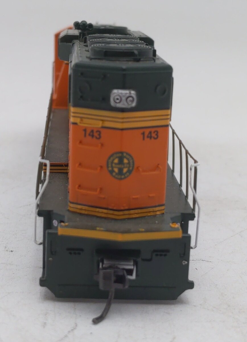 Athearn 91509 HO Scale BNSF (Heritage II) GP60M Diesel Locomotive #143 DCC Ready VG