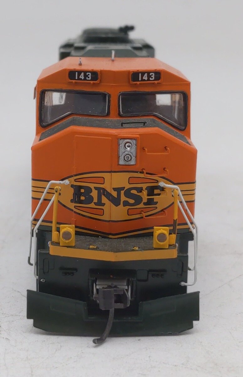 Athearn 91509 HO Scale BNSF (Heritage II) GP60M Diesel Locomotive #143 DCC Ready VG