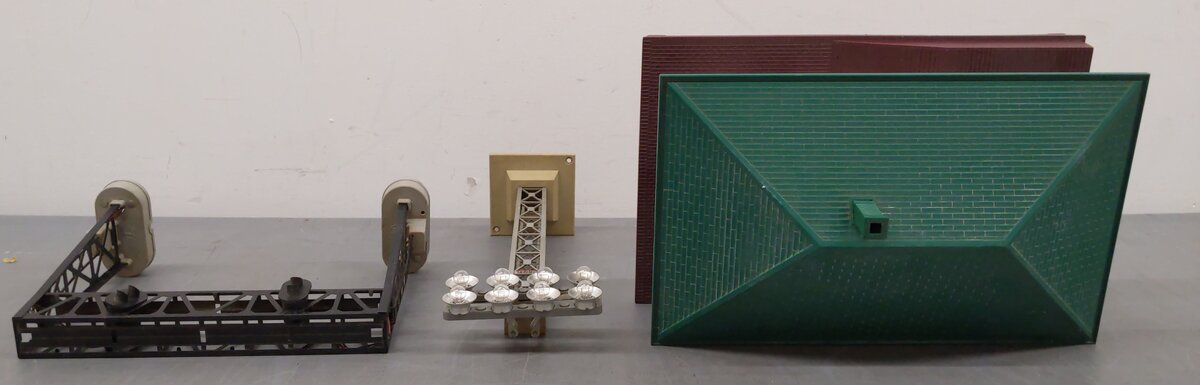 Lionel Vintage O Station, Railroad Floodlight, & Signal Bridge: 133, 195,450 [3] VG