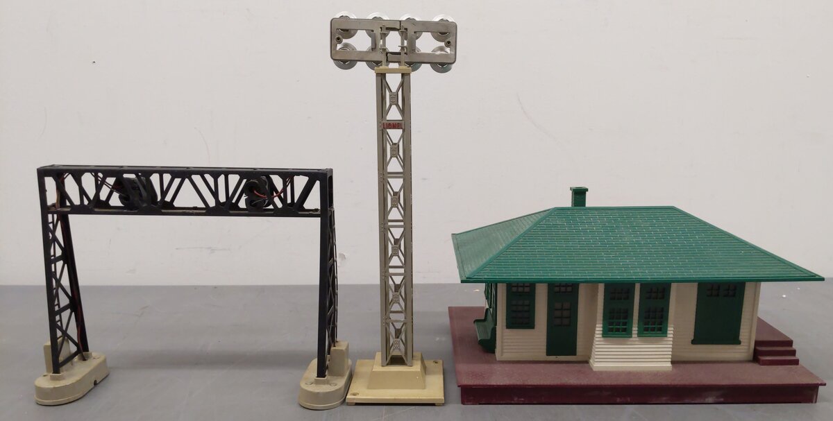 Lionel Vintage O Station, Railroad Floodlight, & Signal Bridge: 133, 195,450 [3] VG