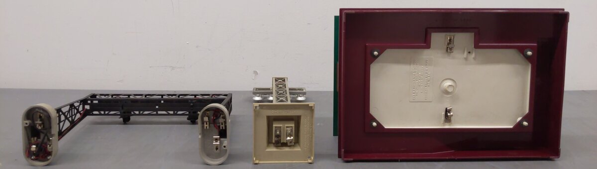 Lionel Vintage O Station, Railroad Floodlight, & Signal Bridge: 133, 195,450 [3] VG