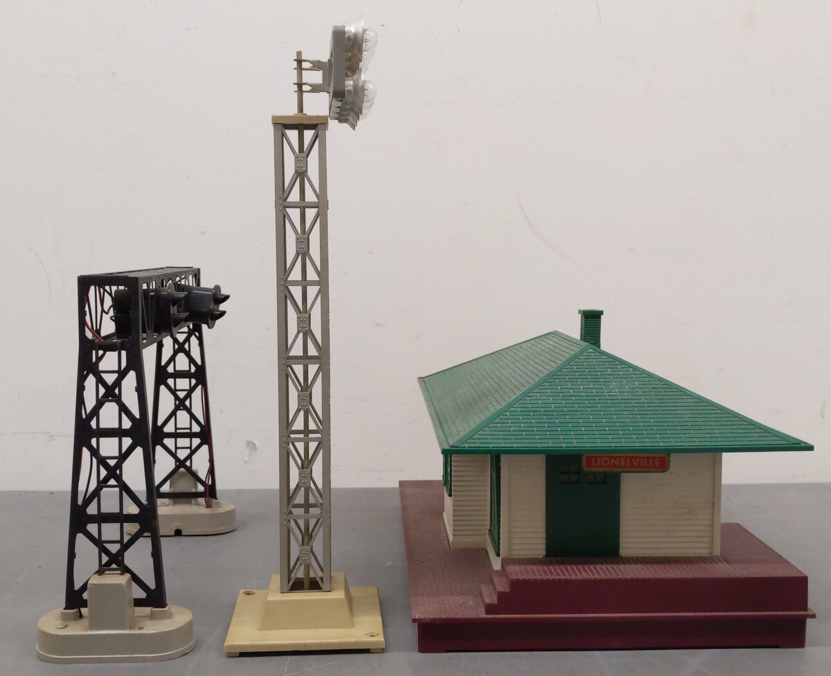 Lionel Vintage O Station, Railroad Floodlight, & Signal Bridge: 133, 195,450 [3] VG